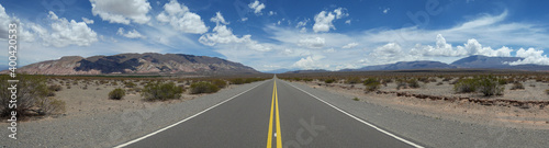 Panoramique d'une longue route en ligne droite, la recta Tin Tin, en Argentine dans un paysage désertique