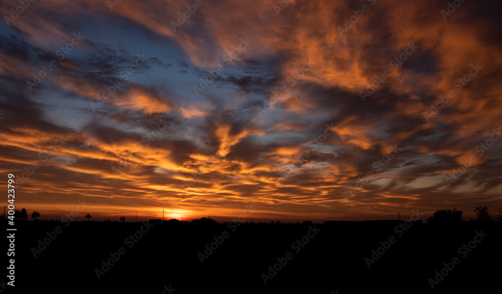 Fototapeta premium pomarańczowe niebo o wschodzie
