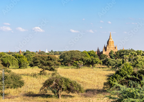 Temple dans la plaine de Bagan, Myanmar 