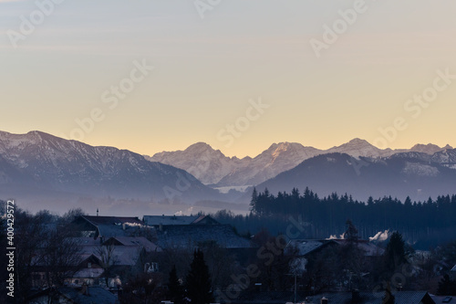 Alpenpanorama am morgen, mit Himmel wolken uund Wald