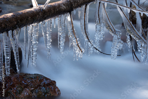 lunghe esposizioni lungo i torrenti in perido invernale con formazioni di ghiaccio, l'effetto seta che si crea lungo il corso d'acqua photo