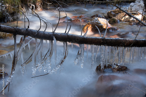 lunghe esposizioni lungo i torrenti in perido invernale con formazioni di ghiaccio, l'effetto seta che si crea lungo il corso d'acqua © giovanni