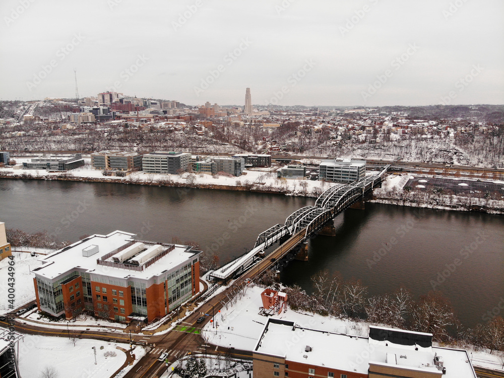 Naklejka premium Snowy Hot Metal Bridge Pittsburgh