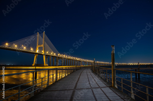 Ponte Vasco da Gama à noite