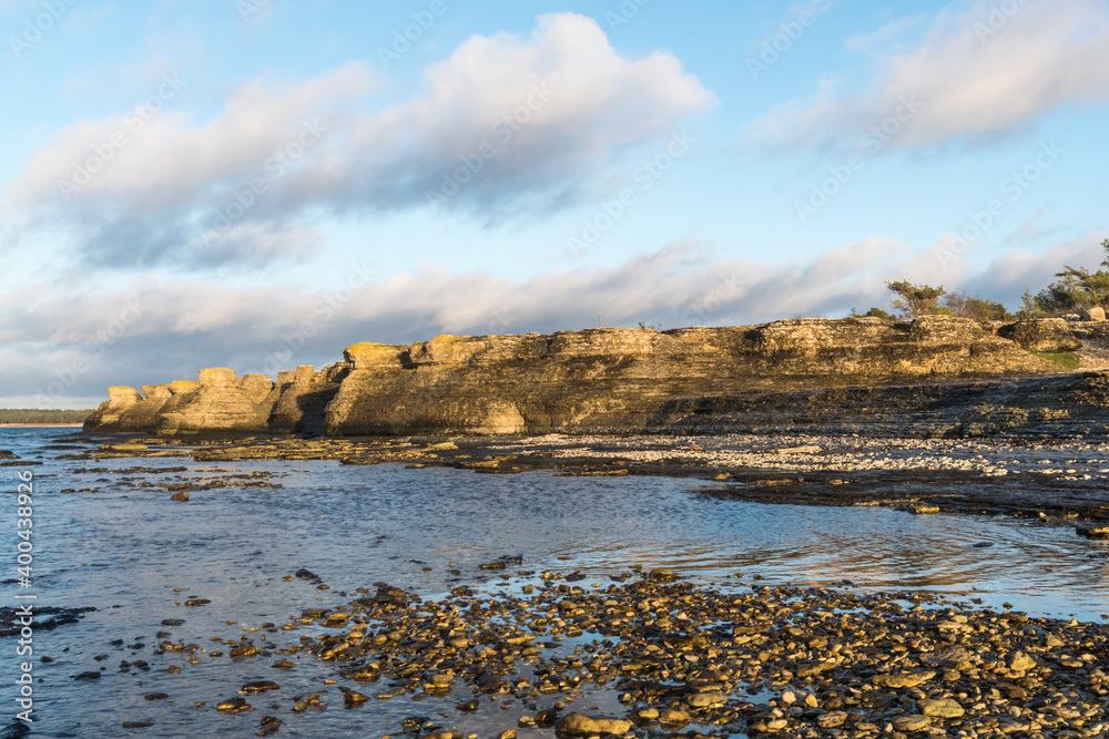 Obraz premium Limestone formations by seaside