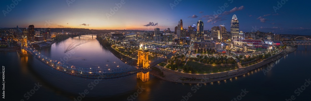 Fototapeta premium Cincinnati, Ohio, USA skyline at twilight