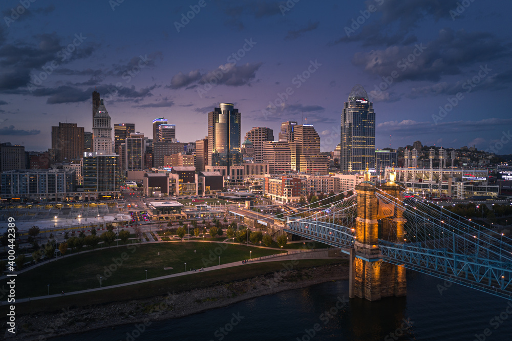 Obraz premium Cincinnati, Ohio, USA skyline at twilight