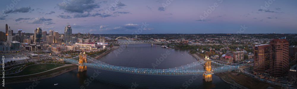 Fototapeta premium Cincinnati, Ohio, USA skyline at twilight