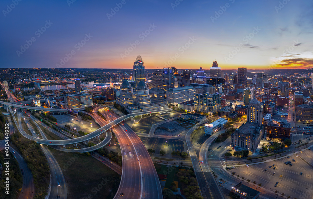 Twilight panoramic view of Cincinnati, Ohio - obrazy, fototapety, plakaty 