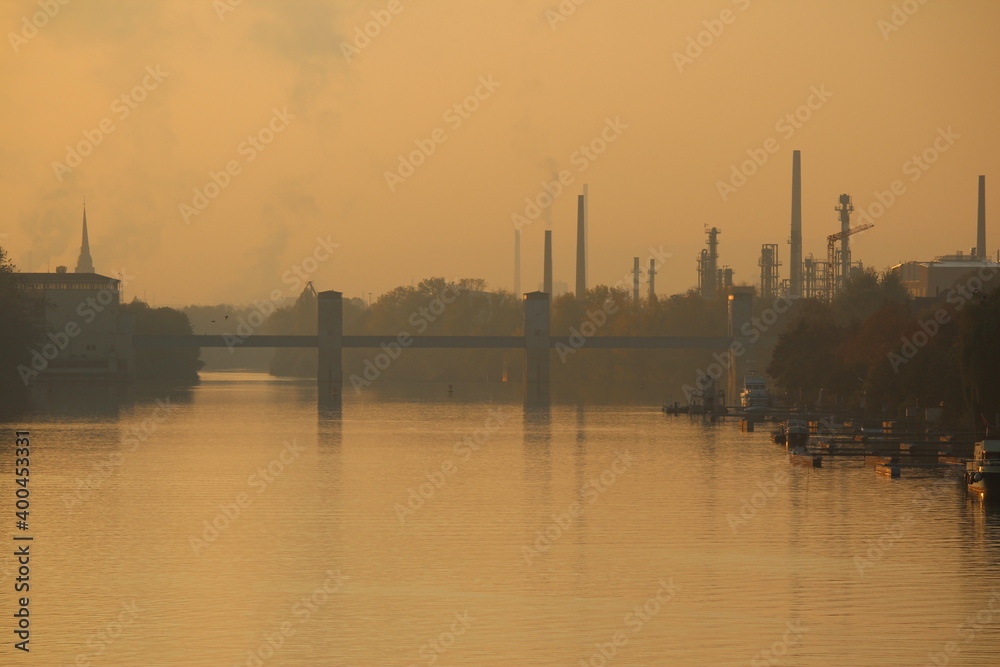 Frankfurt Griesheim Industrie Chemie Sonnenuntergang