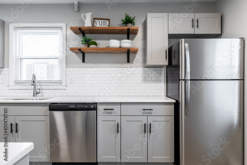 Фотография Kitchen with gray cabinets, white subway tile backsplash and wood accents