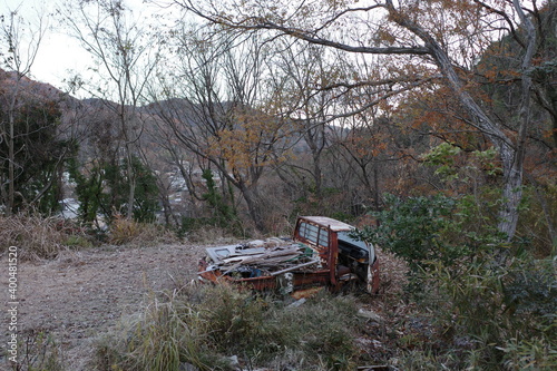 日本の美しい山の中の廃車 © 仁 藤原