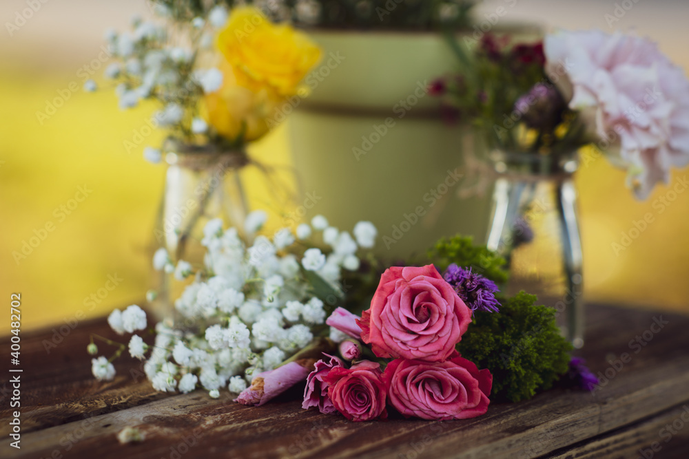 Obraz premium Pink flowers on rustic stand