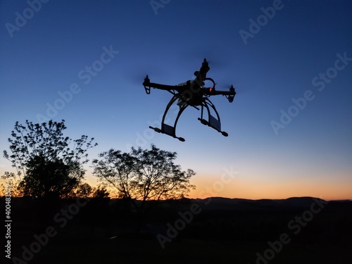 Drone voando ao pôr do sol