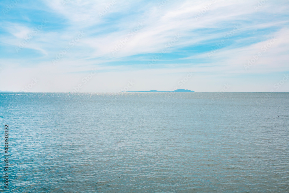 Obraz premium The sea and the blue sky On a clear day, there are slight waves and white clouds with a beautiful blue color. Sea of Thailand, Chonburi