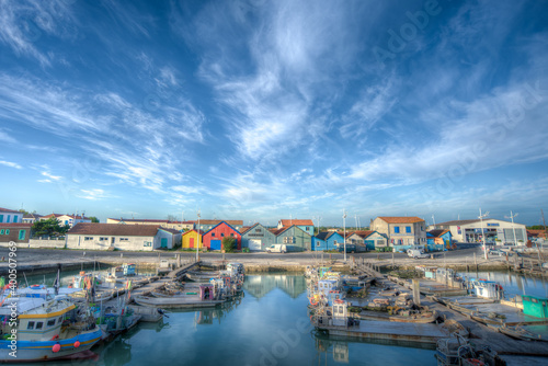 ancien port de pêche avec baraque de pêcheurs colorées et bateau d'ostréiculteur sur l'île d'Oléron en France photo