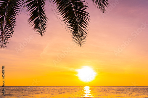 Fototapeta Naklejka Na Ścianę i Meble -  Beautiful landscape of sea ocean with silhouette coconut palm tree
