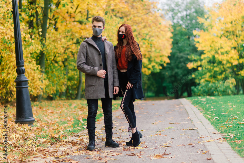 Obraz premium Young couple wearing masks together in forest