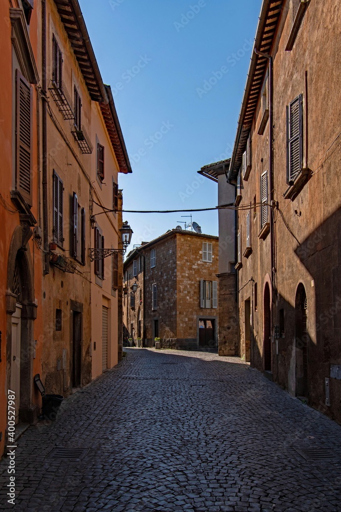 Gasse in der Altstadt von Orvieto in Umbrien in Italien 