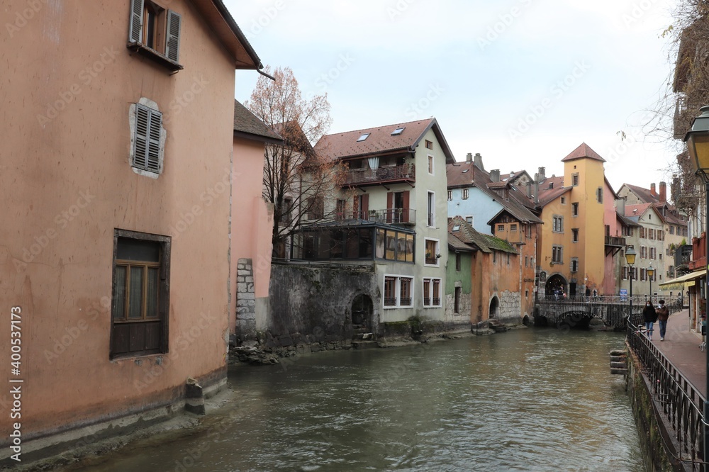 Les rives de la rivière le Thiou dans la vieille ville de Annecy, ville de Annecy, département de Haute Savoie, France