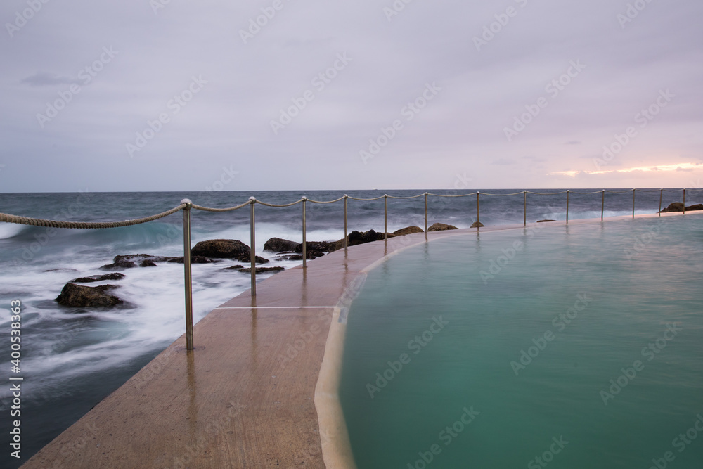 Fototapeta premium Blurred water at beach ocean pool