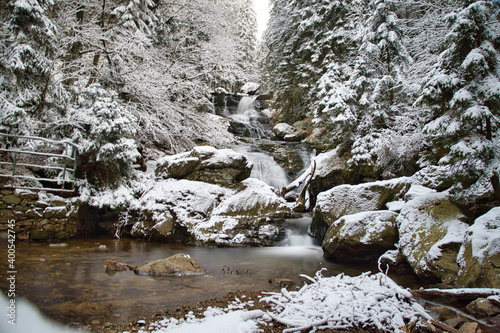 Wasserfall im Winter 