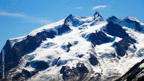 夏の青空のした万年雪に覆われたアルプスの雄峰モンテローザの頂き