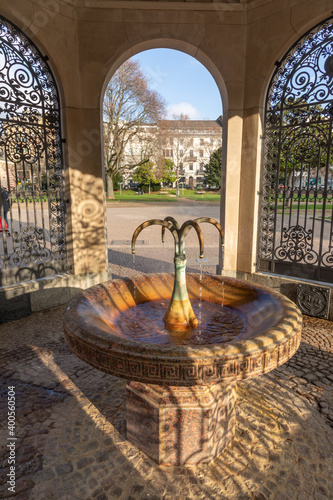 Фотография historic Kochbrunnen - hot fountain - in Wiesbaden, a thermal hot water source f