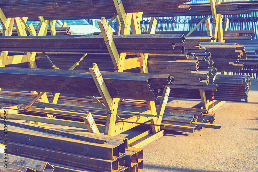 fotka-stack-of-steel-pipe-and-metal-beams-on-rack-metal-pipes