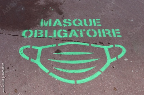 Message d'avertissement et d'information imposant le port du masque à l'extérieur pour cause de Covid 19, ville de Annecy, département de Haute Savoie, France photo
