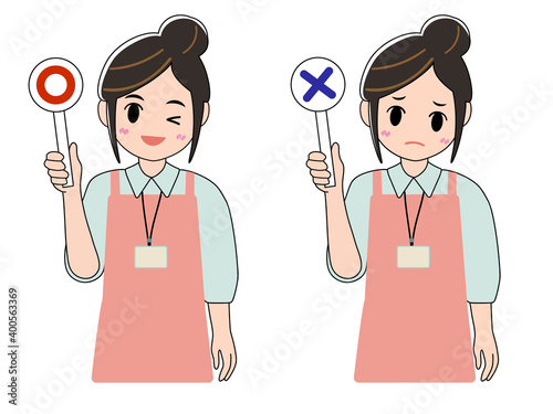 〇と×の札をあげるお団子ヘアの女性スタッフ