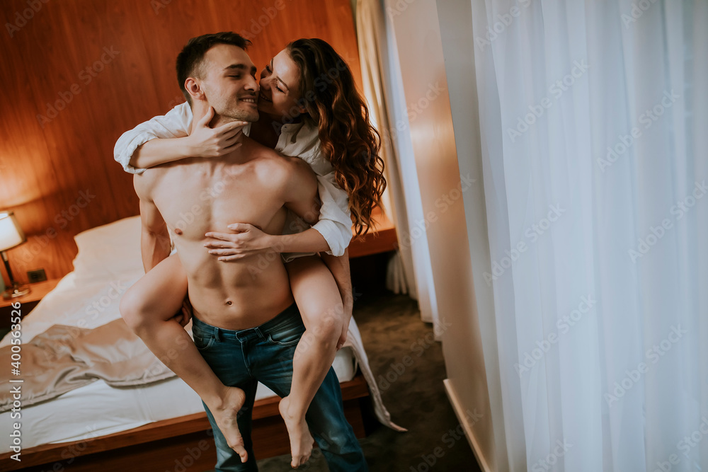 © BGStock72 - Young man carrying young woman on his back © BGStock72 - Young man carrying young woman on his back