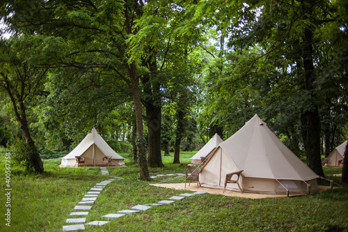 Obraz na płótnie Glamping site in the woods on a calm afternoon. w salonie