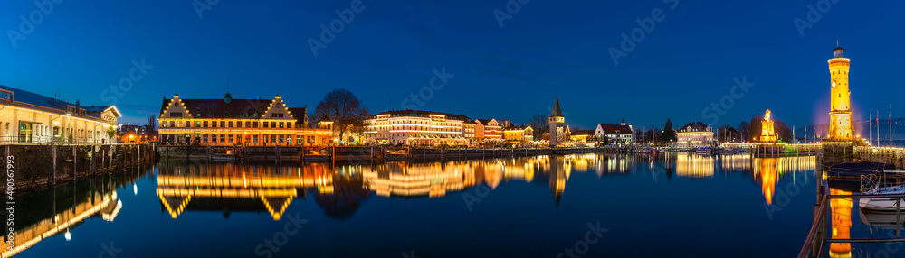 Beleuchtete Nachtaufnahme des Seehafens Lindau am Bodensee - obrazy, fototapety, plakaty 