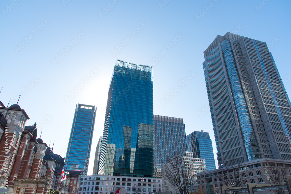 東京駅と丸の内の高層ビル群