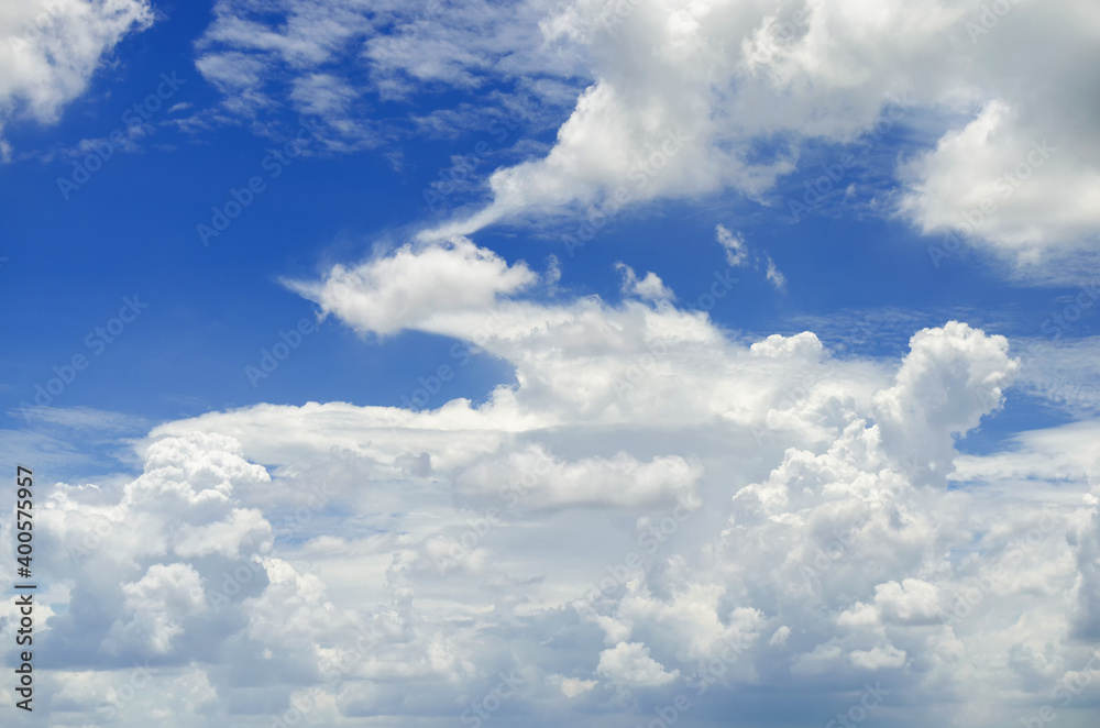 Obraz premium beautiful blue sky and white fluffy cloud horizon outdoor for background.