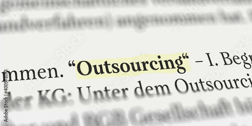 Outsourcing im Buch mit Textmarker markiert