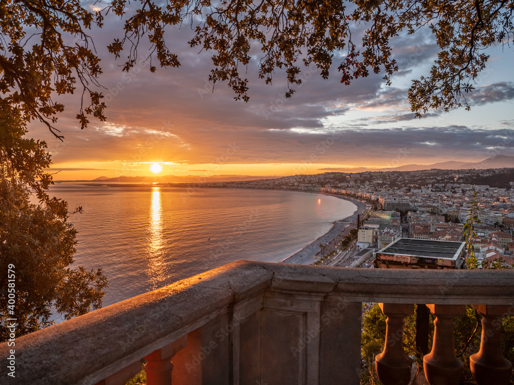 Coucher de soleil sur Nice et la baie des anges sur la Côte d'Azur Photos |  Adobe Stock