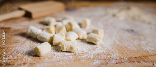 Gnocchi di patate fatti in casa su tagliere 