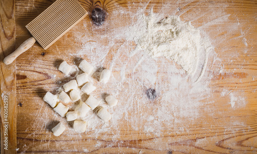 Preparazione gnocchi di patate fatti a mano. photo