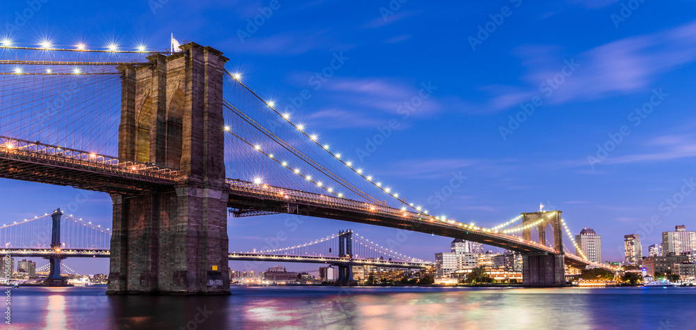 Fototapeta premium Brooklyn Bridge at sunset view. Manhattan.