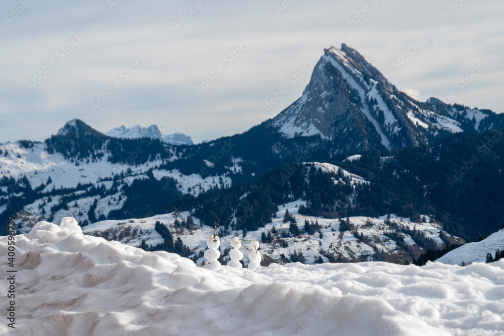 Alpenpanorama mit 3 Schneemännern