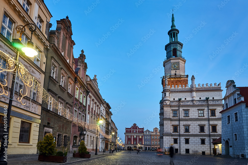 Obraz premium The Market Square with historic tenement houses, tower of town hall and christmas decoration