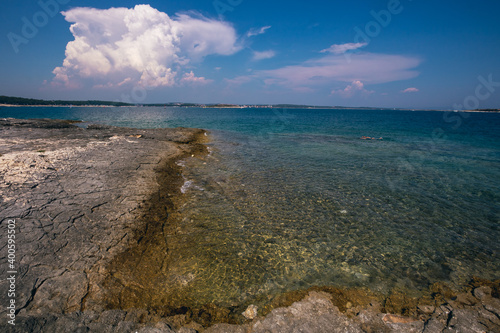 Cap Kamenjak en Croatie à Premantura en Istrie en Croatie, des plages de roches blanches face à une mer turquoise