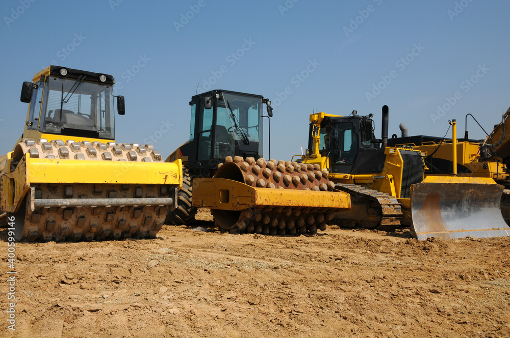 Straßenwalzen und Planierraupe auf Großbaustelle Straßenwalzen und Planierraupe auf Großbaustelle