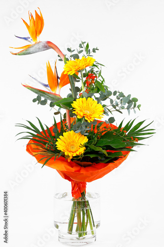 Festlicher Blumenstrauß mit Strelitzien und Gerbera