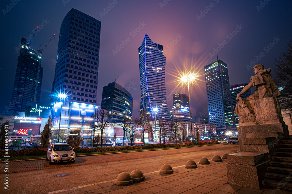 nocna panorama miasta z wysokimi budynkami - obrazy, fototapety, plakaty 