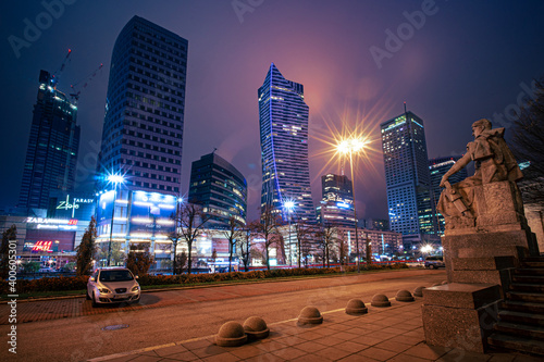 nocna panorama miasta z wysokimi budynkami