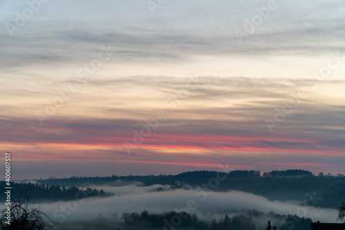 Fototapeta Naklejka Na Ścianę i Meble -  Nebelige Landschaft im Sonnenuntergang