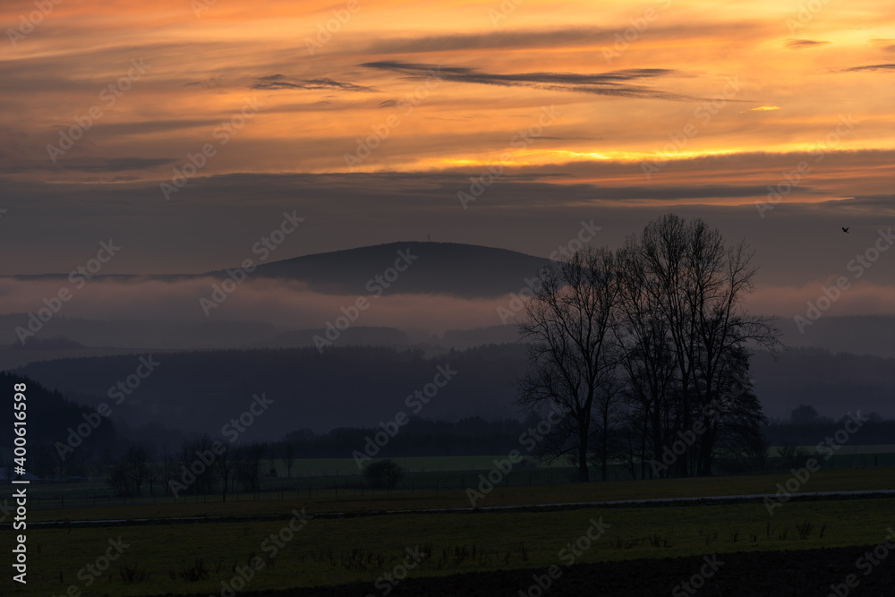Sonnenuntergang hinter dem Erbeskopf im Hunsrück Sonnenuntergang hinter dem Erbeskopf im Hunsrück